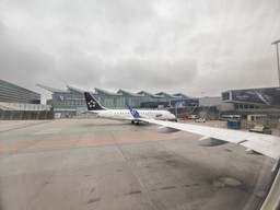 pasażerowie muszą uważać. możliwe opóźnienia lotów, oblodzone samoloty