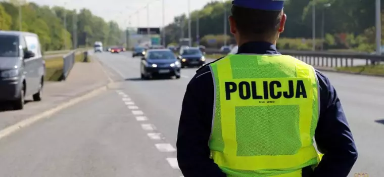 Ostrzeganie światłami przed policją może być kosztowne