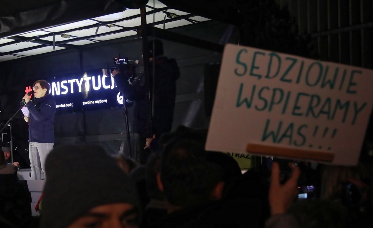 Uczestnicy protestu pod hasłem "Dziś sędziowie - jutro ty", przeciwko nowelizacji ustawy o ustroju sądów powszechnych i Sądzie Najwyższym