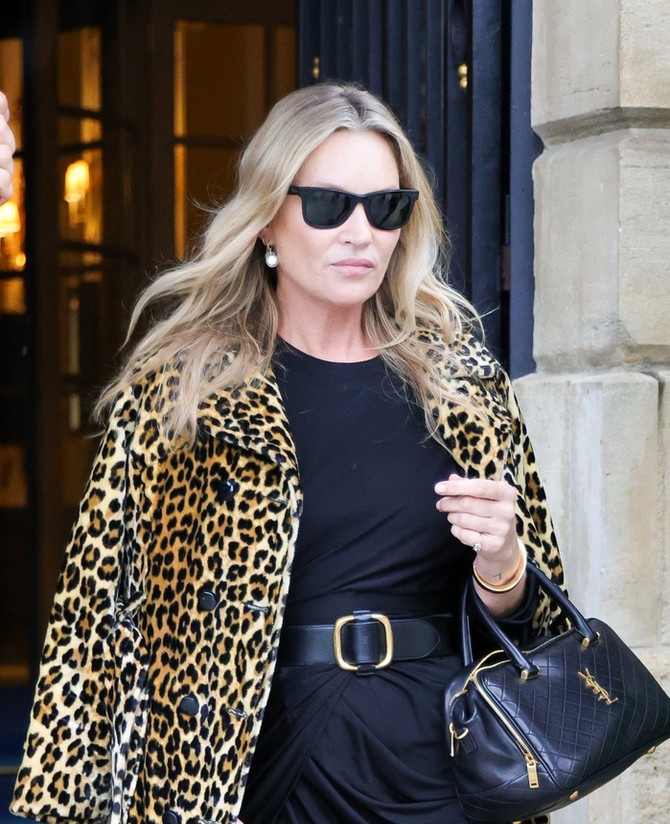 Najbolji način da nosite leopard print jeste preko odeće u krem i bež nijansama, teksasa ili crne boje.