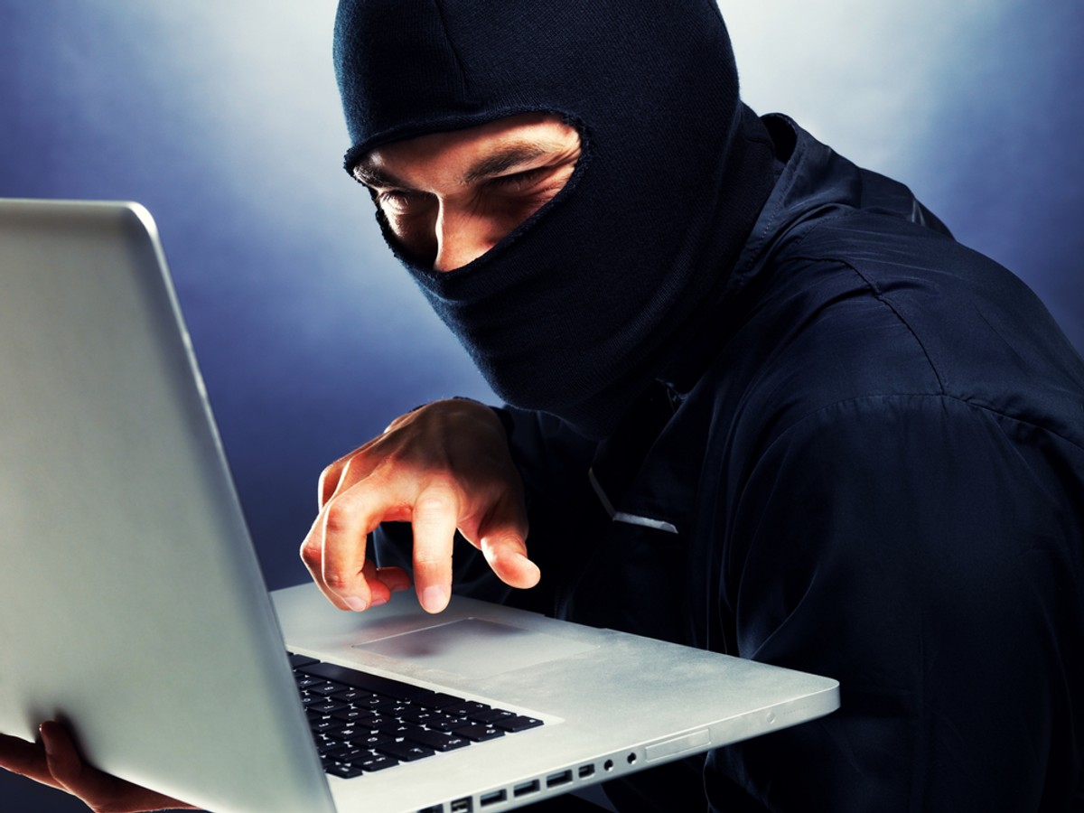 Głównym celem ataków hakerów stali się teraz biznesmeni wykorzystujący do pracy smartfony oraz laptopy z bezprzewodowym dostępem do internetu. Często nie mają żadnych systemów bezpieczeństwa. Fot. Shutterstock