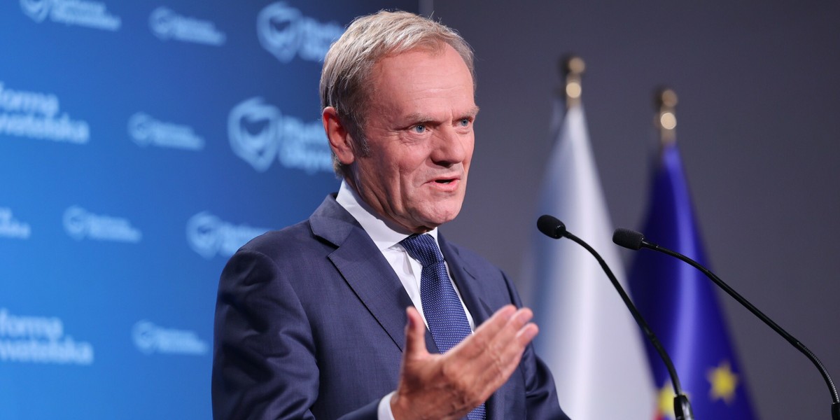 Donald Tusk krytykuje nepotyzm w spółkach Skarbu Państwa.