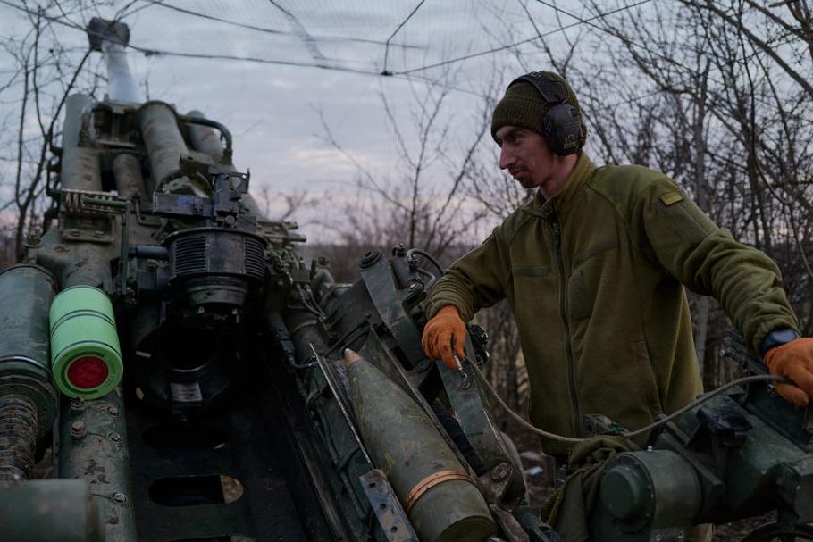 Ze względu na amunicyjny głód ukraińska artyleria w ostatnich tygodniach głównie milczała. Wkrótce znów ma rozbrzmiewać, ale żeby tak się stało, Ukraińcy muszą naprawić uszkodzone działa M777.