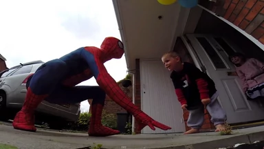 Spider-tata powrócił: to hołd dla zmarłego 5-latka [WIDEO]