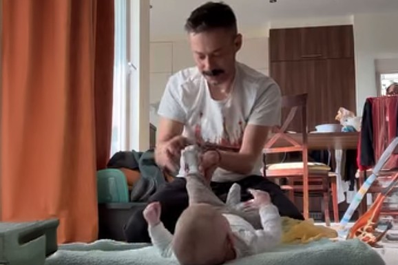 MILAN VASIĆ RADI SA SINOM DESPOTOM VEŽBE Raširio ćebe na pod i svi ga hvale koliko je požrtvovan otac: Dirljiv prizor iz doma raznežio sve