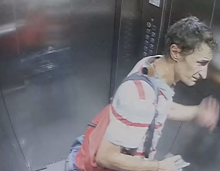 Stanari navode da je ovaj muškarac iz lifta kradljivac protivpožarne opreme