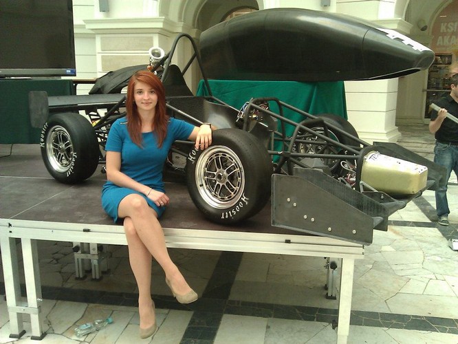 Olga Chojnacka pracująca w zespole WUT Racing/zdjęcie WUT Racing