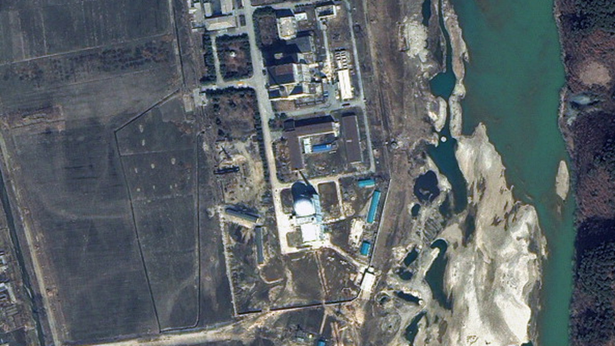 Zdjęcia satelitarne wskazują, że Korea Północna ponownie uruchomiła reaktor w swym ośrodku nuklearnym w Jongbion - poinformowali eksperci z Uniwersytetu Johnsa Hopkinsa w Baltimore w stanie Maryland.