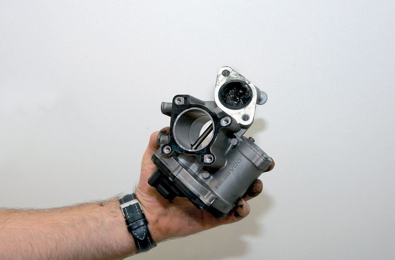 Zawór EGR objawy, cena, usterki. Jak sprawdzić czy zawór EGR działa