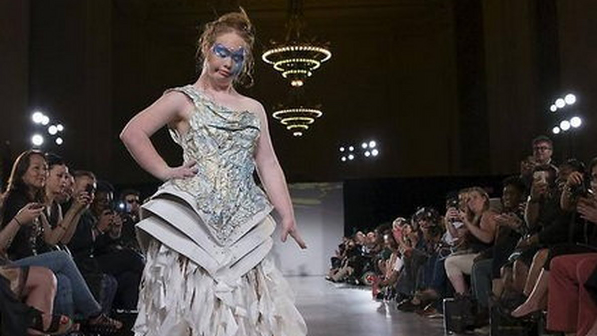 Madeline Stuart to 18-letnia modelka, która cierpi na zespół Downa. Swoją chorobę przekuła w atut i przeszła po wybiegu nowojorskiego Fashion Week. Wszyscy byli nią zachwyceni.