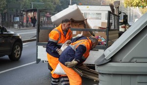 Radnici "Gradske čistoće" odnose kabasti otpad, ilustracija