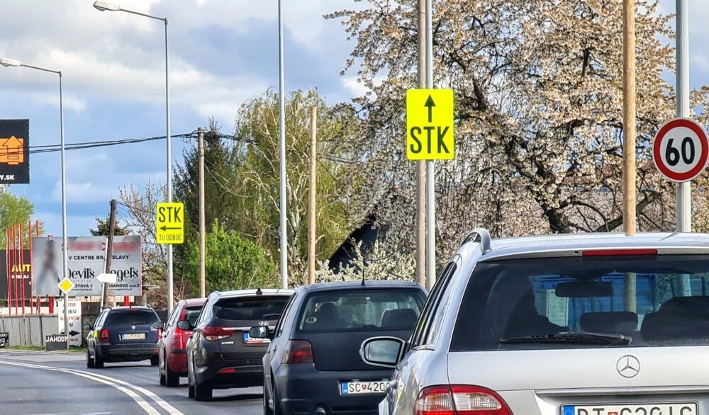 Na TK a EK musia osobné automobily najprv do 4 rokov od prvej evidencie, následne najneskôr každé 2 roky.