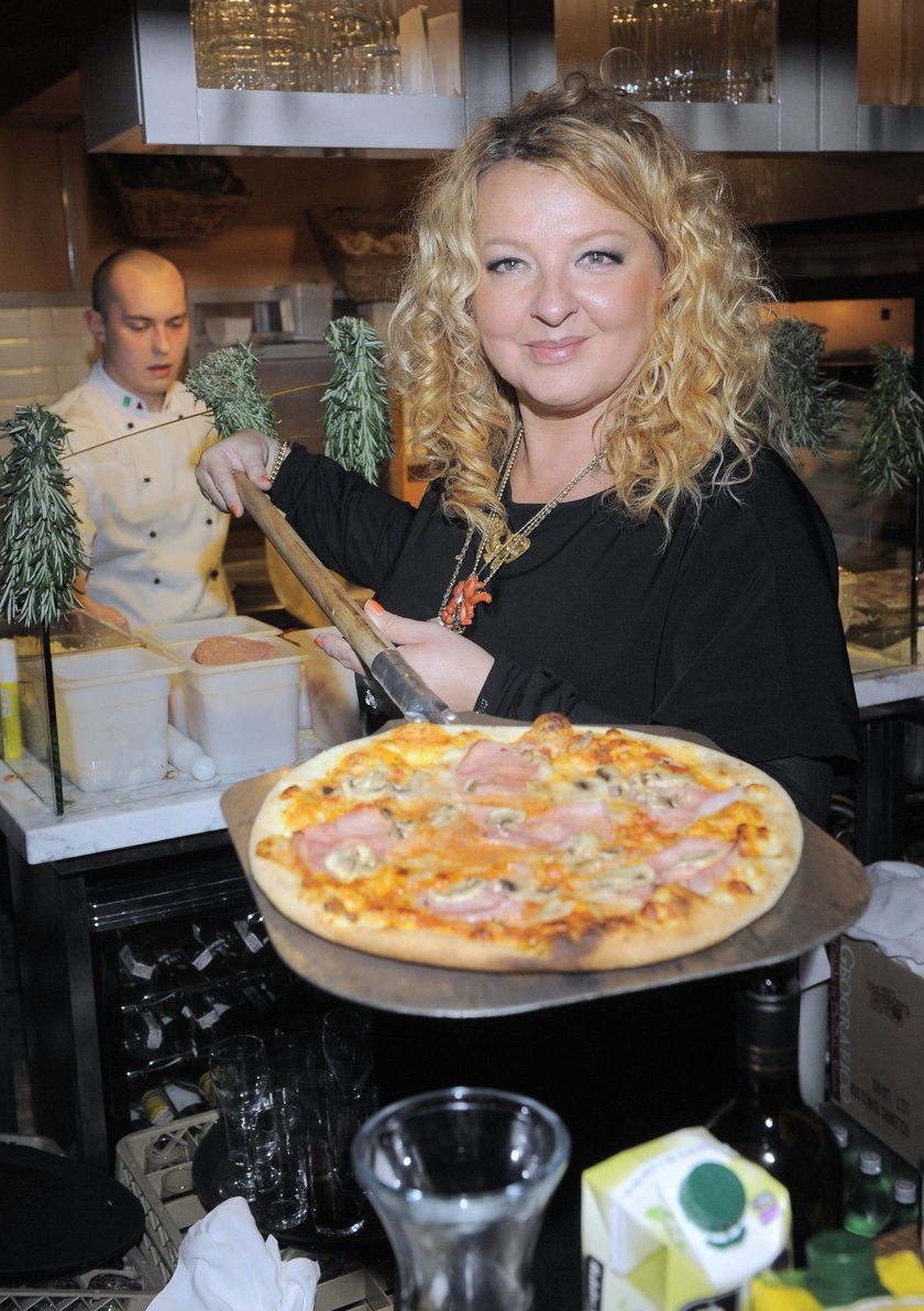 Magda Gessler pozuje do zdjęcia z pizzą