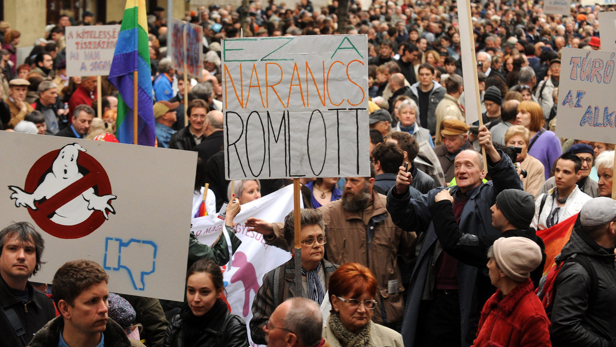 Tysiące ludzi protestowały w piątek w Budapeszcie przeciwko nowej konstytucji, która będzie poddana pod głosowanie w parlamencie w najbliższy poniedziałek. Rządząca prawicowa koalicja pod wodzą partii Fidesz premiera Viktora Orbana ma w parlamencie przeważającą większość.