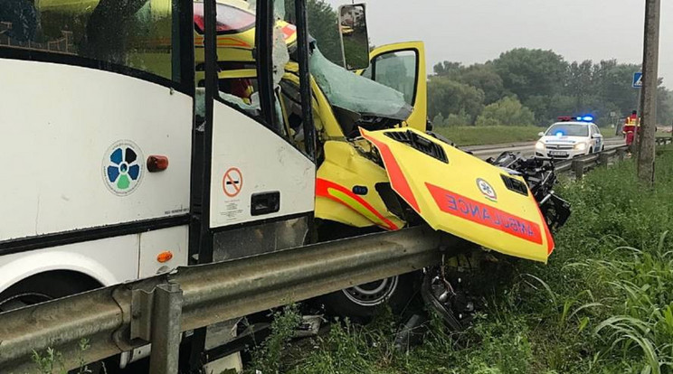 A busszal ütköző mentőkocsi
szinte konzervdobozként gyűrődött össze / Fotó: police.hu