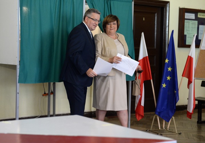 Bronisław Komorowski z małżonką Anną głosują w wyborach do Parlamentu Europejskiego