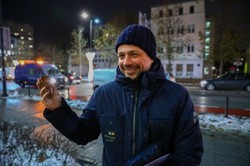 Podróże Trzaskowskiego. Radny zdobywa listę, tvp.info wyciąga wnioski