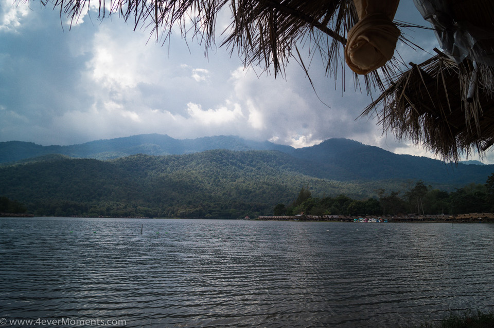 Jezioro Huay Tung Tao - widok na Doi Suthep