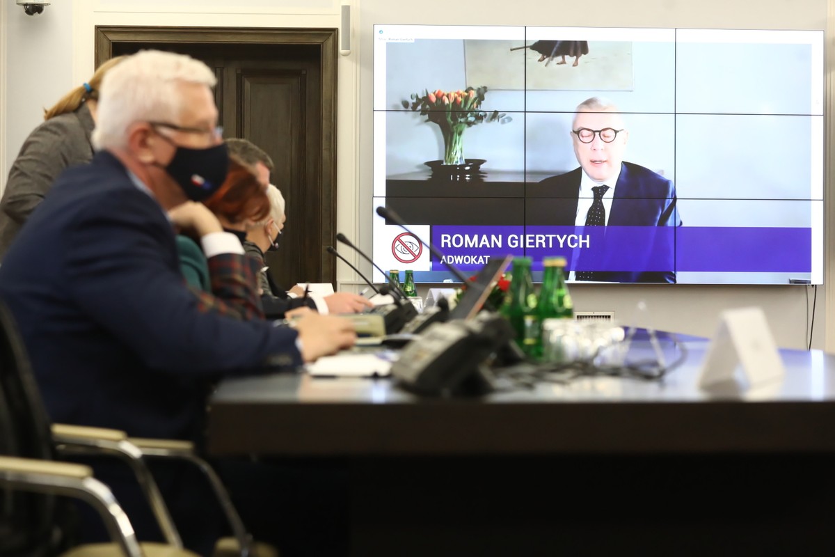 Roman Giertych „zeznający” przed senacką komisją zajmującą się Pegasusem. 26 stycznia 2022 r.