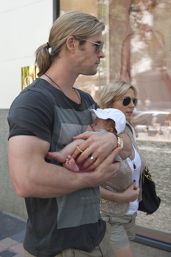 Chris Hemsworth z żoną i nowo narodzoną córeczką