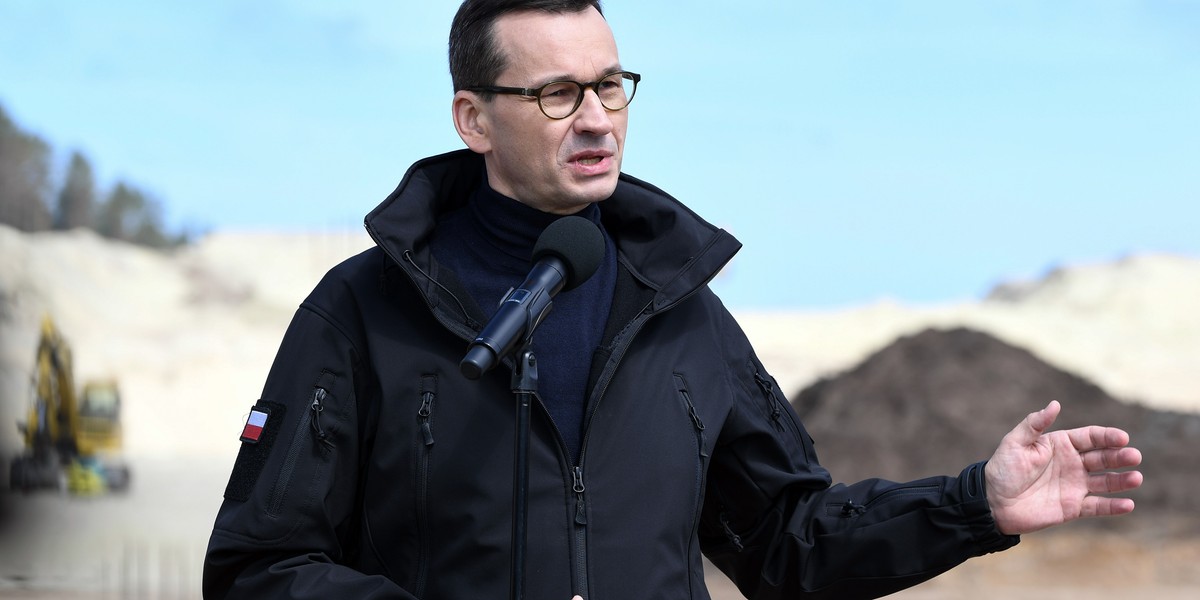 Premier Morawiecki podczas wizytacji przekopu Mierzei Wiślanej w maju 2020 r.