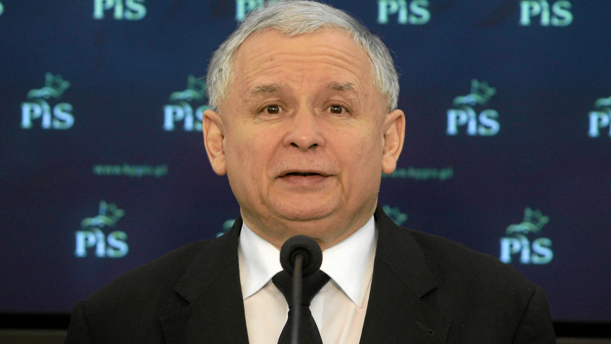 - Zasada "Donald się wkurzył" jest zabawna i nieskuteczna - mówił na konferencji prasowej PiS Adam Hofman, określając "mechanizm stosowany przez PO przez trzy lata" jako "sztuczkę". Rzecznik PiS apelował, aby Polacy przestali się na nią nabierać. Wtórował mu prezes Jarosław Kaczyński, który określił politykę rządu jako "niezdarną".