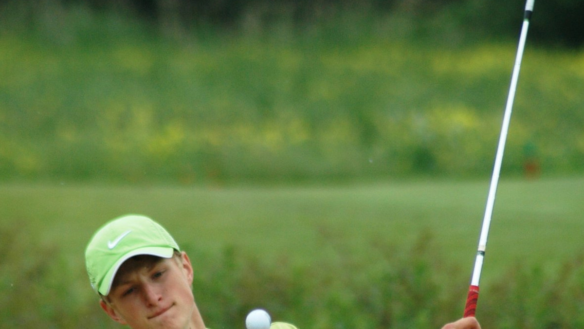 Adrian Meronk, polski reprezentant z Toya Golf Club zwiększył swoją przewagę do pozostałych zawodników i obecnie, z rezultatem ośmiu uderzeń poniżej par, znajduje się na pierwszym miejscu w turnieju Gate American Junior a WJGS Event. Dziś nastąpi rozstrzygająca runda.