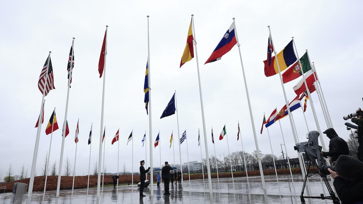 Vlajky členských krajín NATO vejú pred sídlom Aliancie v Bruseli