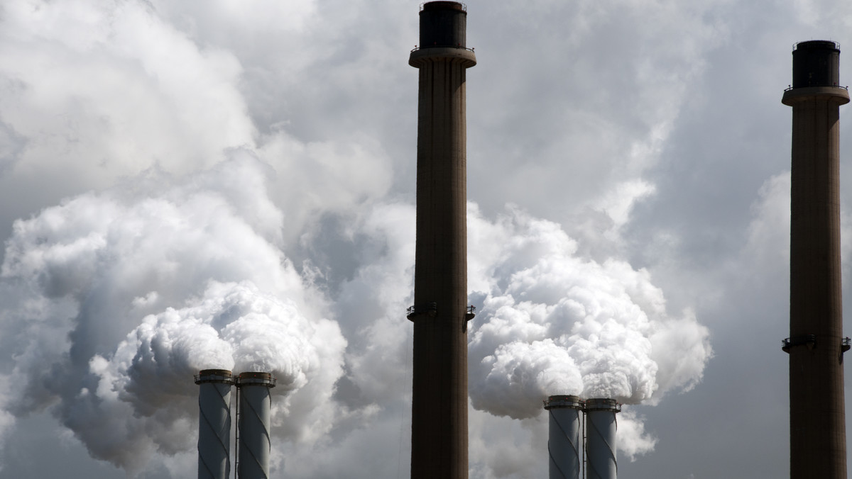 Chiny, największy na świecie emitent dwutlenku węgla, właśnie wprowadza system handlu emisjami CO2. Projekt pilotażowy realizowany jest w mieście Shenzhen. Jeśli eksperyment, który do 2014 roku ma zostać wdrożony w sześciu innych miejscach, się powiedzie, wówczas od 2015 roku system może obowiązywać w całym kraju.
