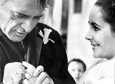 Richard Burton i Elizabeth Taylor dwa dni po ślubie prezentują obrączki (1964)