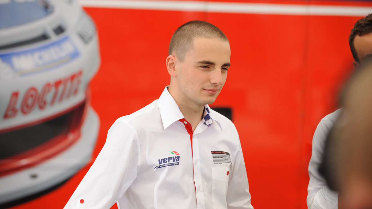 Bardzo dobrze spisał się Jakub Giermaziak podczas niedzielnego wyścigu Porsche Supercup. Zawodnik zespołu Verva Racing Team zajął drugie miejsce na torze Nuerburgring. Drugi z kierowców polskiego zespołu Stefan Rosina uplasował się na piątym miejscu.