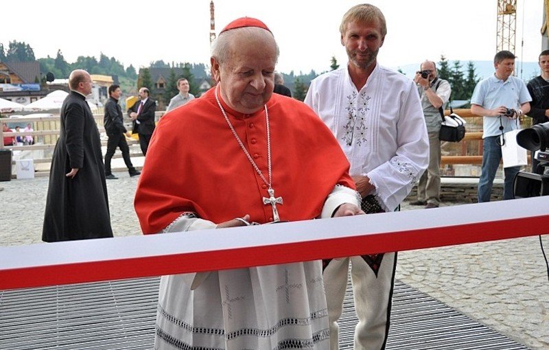 Kardynał Dziwisz przecina wstęgę w "Termach Bania". Z tyłu Józef Dziubasik