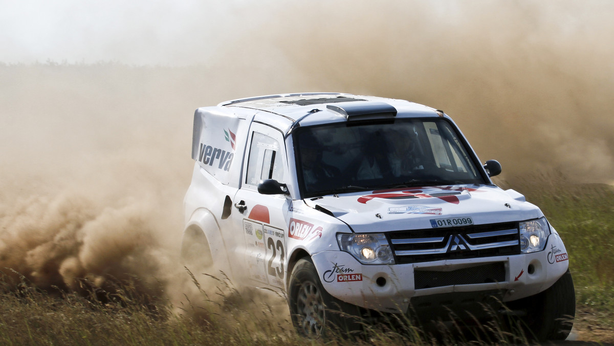 Dwie samochodowe załogi Orlen Team - Marek Dąbrowski i Jacek Czachor oraz Adam Małysz z Rafałem Martonem wezmą udział w pustynnym Abu Dhabi Desert Challenge, trzeciej eliminacji Pucharu Świata FIA. Skład polskiego zespołu uzupełni znakomity motocyklista Jakub Przygoński, dla którego rajd ten będzie pierwszą tegoroczną eliminacją Mistrzostw Świata FIM. Rywalizacja startuje w najbliższą sobotę, 5 kwietnia.