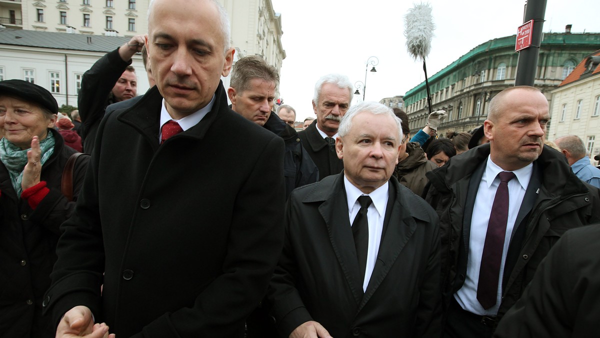 Dziś największą siłą PiS jest Jarosław Kaczyński i pozostaje niekwestionowanym liderem partii - powiedział szef Komitetu Wykonawczego Prawa i Sprawiedliwości Joachim Brudziński podsumowując dzisiaj w Szczecinie wyniki niedzielnych wyborów. Brudziński pytany, czy rozważana jest zmiana prezesa PiS, podkreślił, że nie ma PiS bez Jarosława Kaczyńskiego.