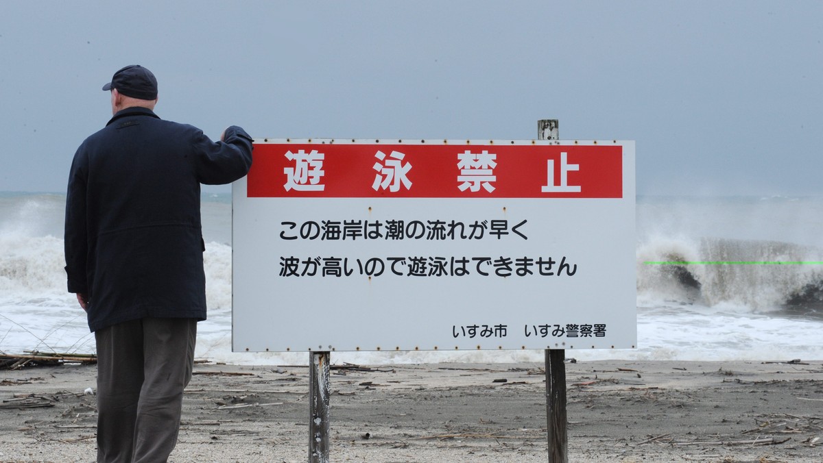 Trzęsienie ziemi o sile szacowanej na 6,4 w skali Richtera nawiedziło w poniedziałek japońską wyspę Okinawę - poinformowała telewizja NHK. Podała, że ogłoszono ostrzeżenie przed możliwym tsunami o wysokości 50 cm.