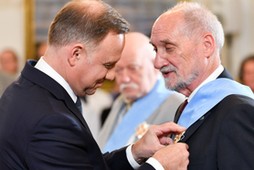 Andrzej Duda odznacza Antoniego Macierewicza Orderem Orła Białego