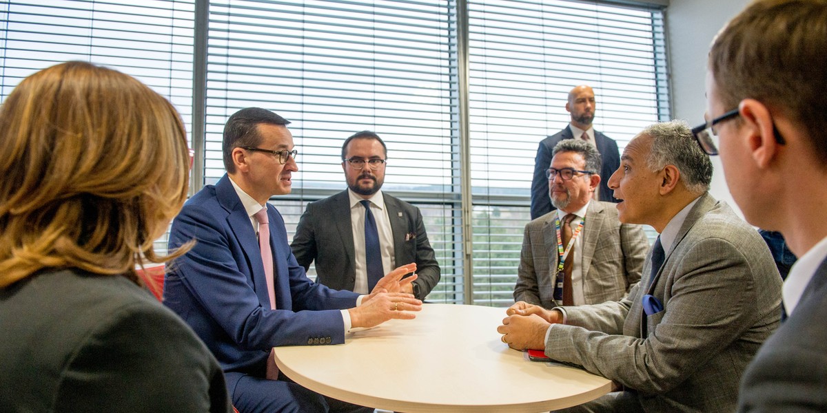 Gdy premier Mateusz Morawiecki spotykał się ostatnio z prezesem Banku Światowego, ten miał wątpliwości, czy polska gospodarka utrzyma tempo wzrostu. W najnowszym raporcie prognozy dla naszego kraju rosły i jesteśmy jednym z nielicznych krajów, którym BŚ poprawił szacunki. Dla całego świata prognozy się pogorszyły.