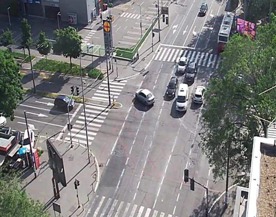 Tek po neko vozilo na glavnim gradskim saobraćajnicama