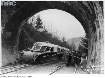 Otwarcie odbudowanego tunelu kolejowego. Przejazd Luxtorpedy przed grupą urzędników i oficerów - luty 1940 rok