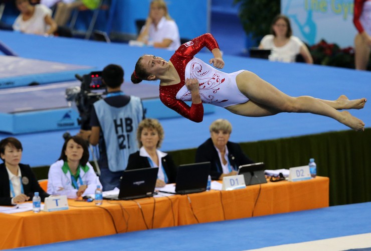 Piękne dziewczyny i ich niesamowite ewolucje