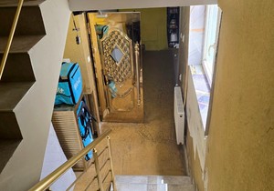 policija upala u hostel u surčinu
