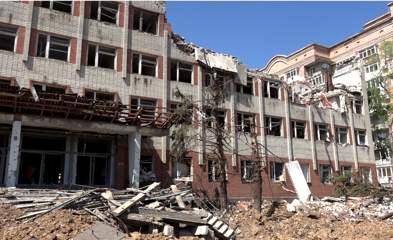 Zniszczony budynek szkoły językowej w centrum Bachmutu. 