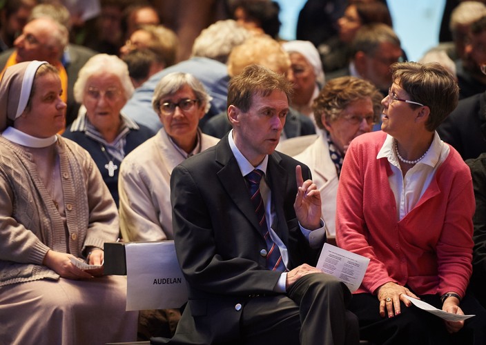 Uzdrowiony za wstawiennictwem bł. ks. Jerzego Popiełuszki Francuz Francois Audelan przed mszą świętą w kościele katedralnym w Creteil