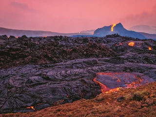 Islandia. Z niezwykłą żywotnością natury spotkamy się tu niemal co krok. Poza wulkanami można podziwiać m.in. tryskające z ziemi gejzery czy spektakularne wodospady.