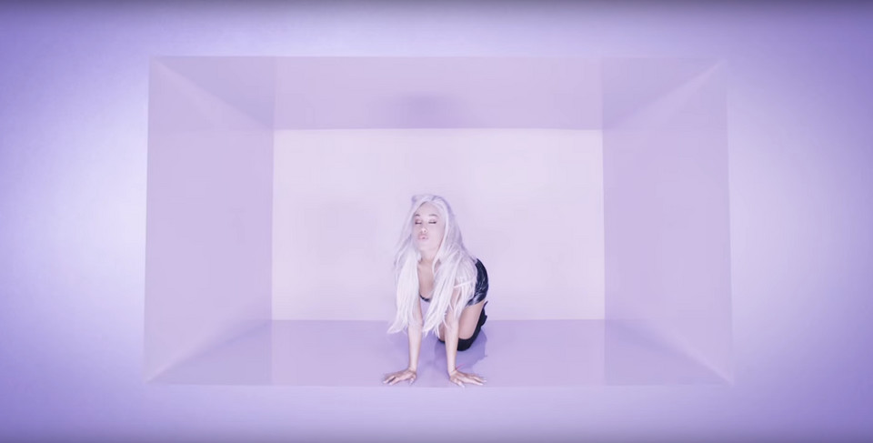 Ariana Grande w teledysku "Focus"