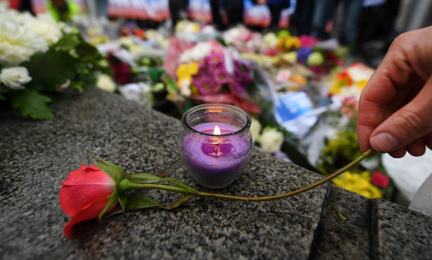 Londyn oddaje hołd ofiarom zamachu. Poruszające sceny na London Bridge