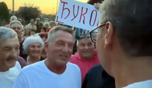 Vučić sa starešinom iz vojske