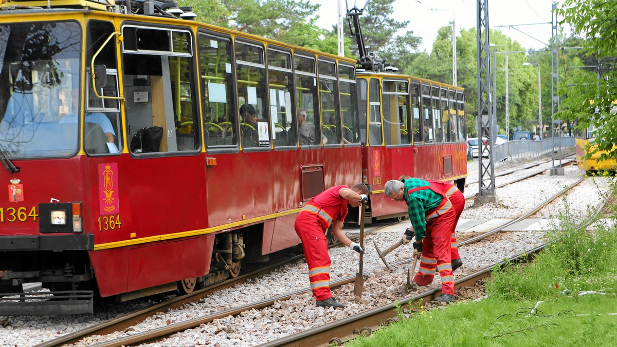 Dobra wiadomość dla pasażerów z warszawskiego Bemowa. Tramwaje zaczęły jeździć szybciej. Dostały bowiem tzw. priorytet - na jednym ze skrzyżowań wdrożono właśnie nowy system sygnalizacji. Dzięki temu tylko w tym miejscu tramwaje zyskują średnio pół minuty.