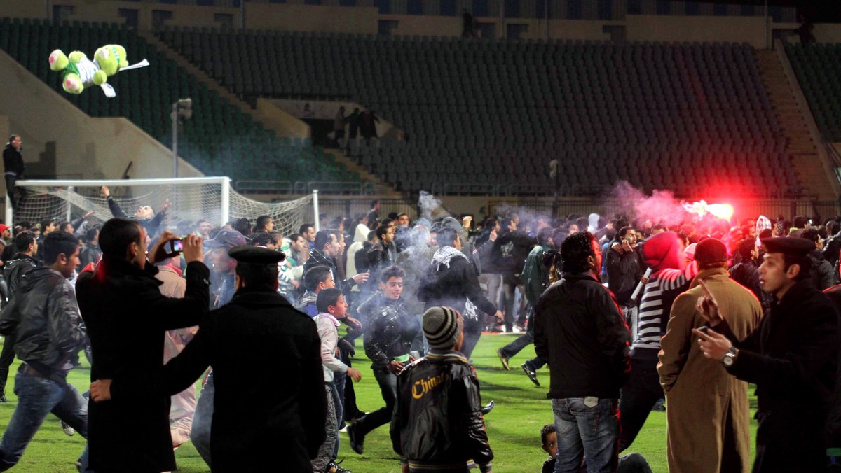 Nie milkną echa zamieszek, do jakich doszło po meczu Al-Masry Port Said - Al-Ahly Kair. Świadkowie tych zdarzeń mówią o prawdziwej "wojnie", jaka wybuchła między kibicami obu drużyn. - Nikt nic nie robił, a ludzie umierali - stwierdził jeden z fanów gości.