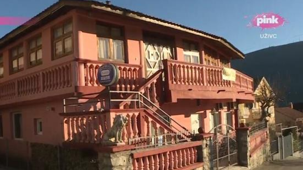 OVO JE KUĆA ANĐELE ĐURIČIĆ U HERCEG NOVOM Evo za koju ogromnu cifru se prodavala: Nalazi se na obali mora i ima FONTANU I GIPSANE LAVOVE